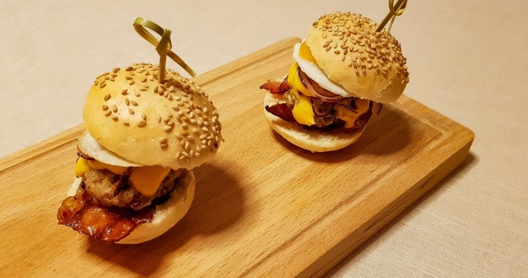 Mini hamburgers: Amerikaanse cheeseburgers