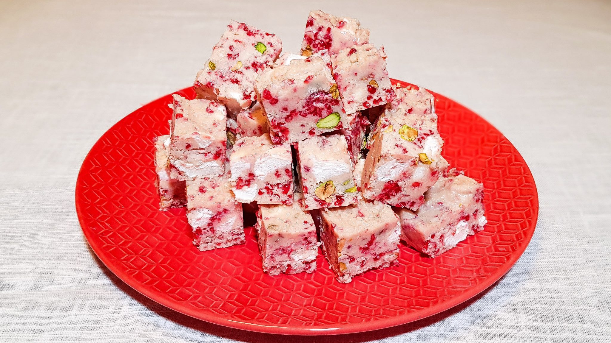 Witte rocky road met knettersuiker en frambozen