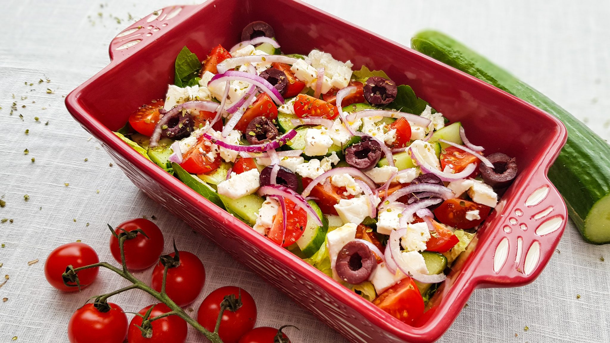 Griekse salade met kalamata olijven en feta