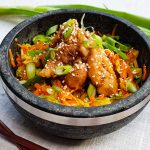Kimchi salade met krokante kip