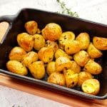 Gebakken aardappeltjes met knoflook en tijm uit de oven