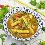 Groene curry met kippendijen en Thaise aubergine