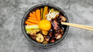 Bibimbap: Koreaanse bibimbap met entrecote, groenten en een eitje