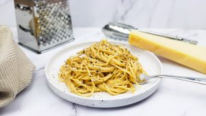 Cacio e pepe: Spaghetti in romige saus met parmezaanse kaas en zwarte peper