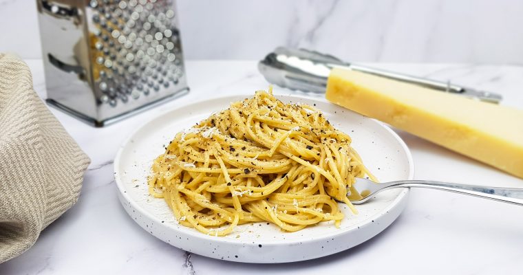 Cacio e pepe: Spaghetti in romige peperige kaassaus