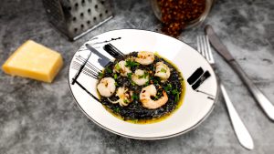 Risotto nero: Zwarte risotto met inktvis en garnalen