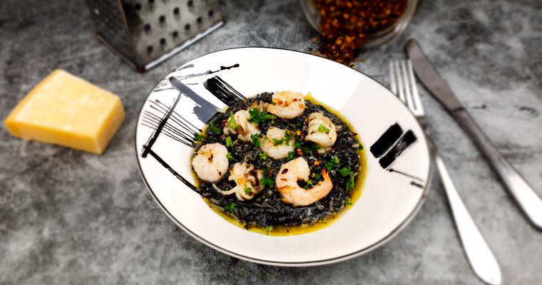 Risotto nero: Zwarte risotto met inktvis en garnalen