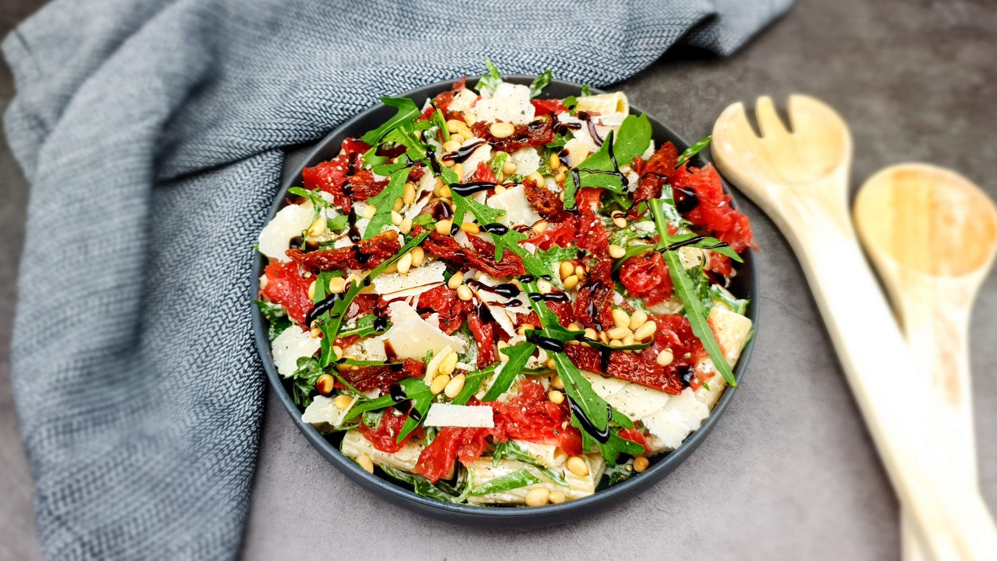 Carpaccio salade met pasta en truffelmayo
