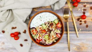 Griekse orzo salade met halloumi en tzatziki