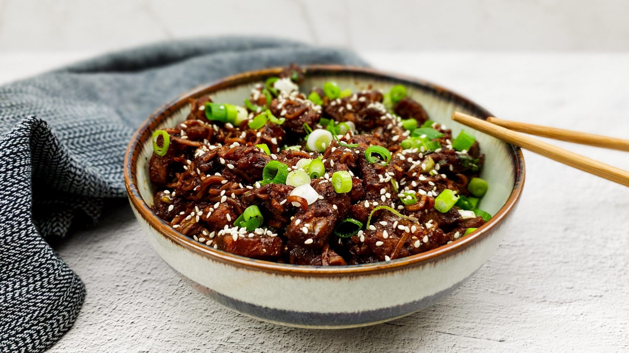 Koreaanse noedels met gefrituurd buikspek
