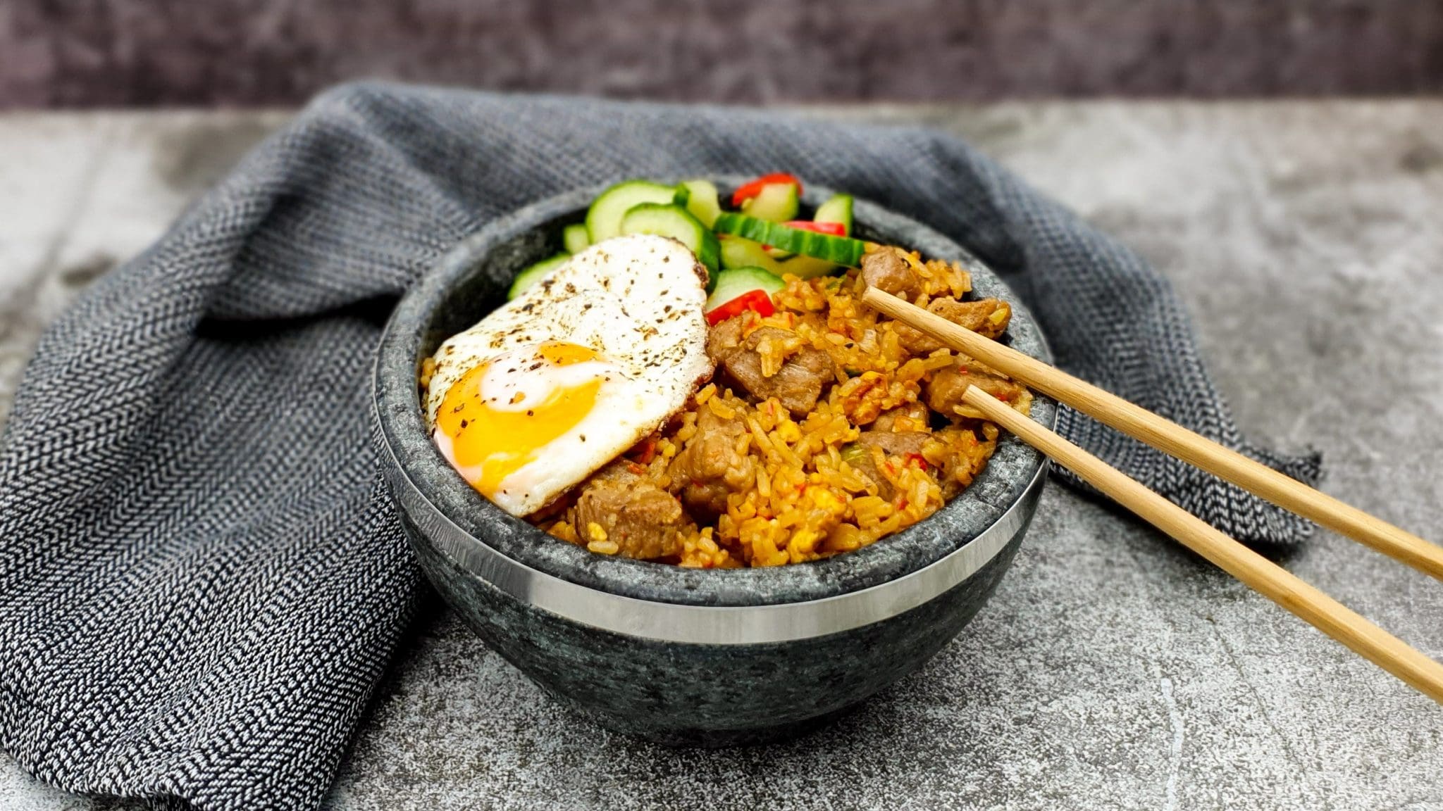 Nasi goreng met zoetzuur van komkommer