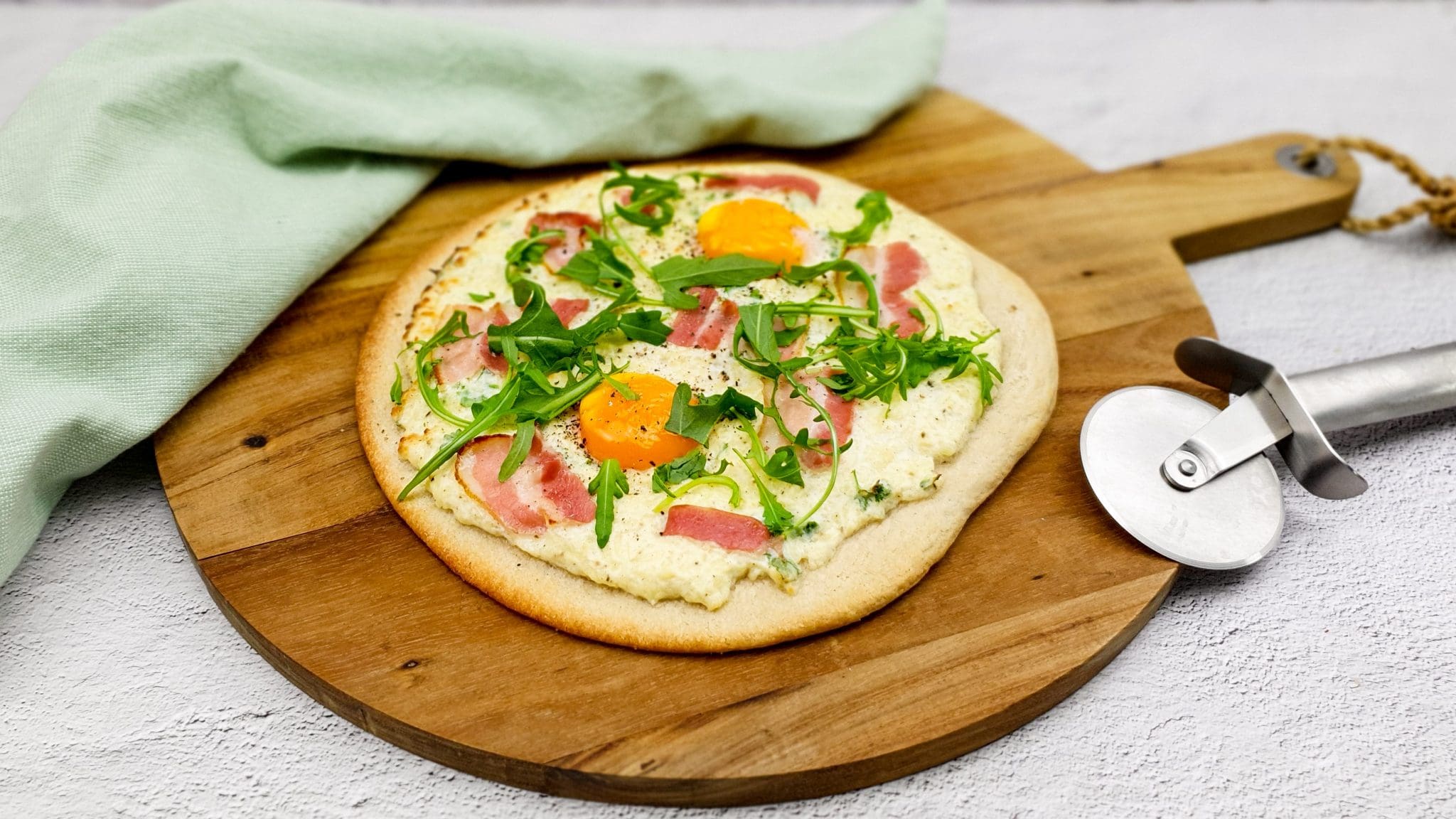 Brunch pizza met ei en spek