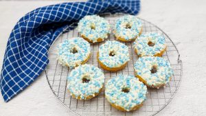 Zelfgemaakte donuts met blauwe muisjes