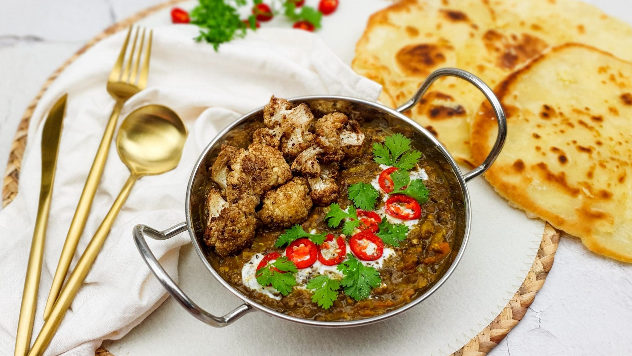 Indiase dal met gegrilde bloemkool