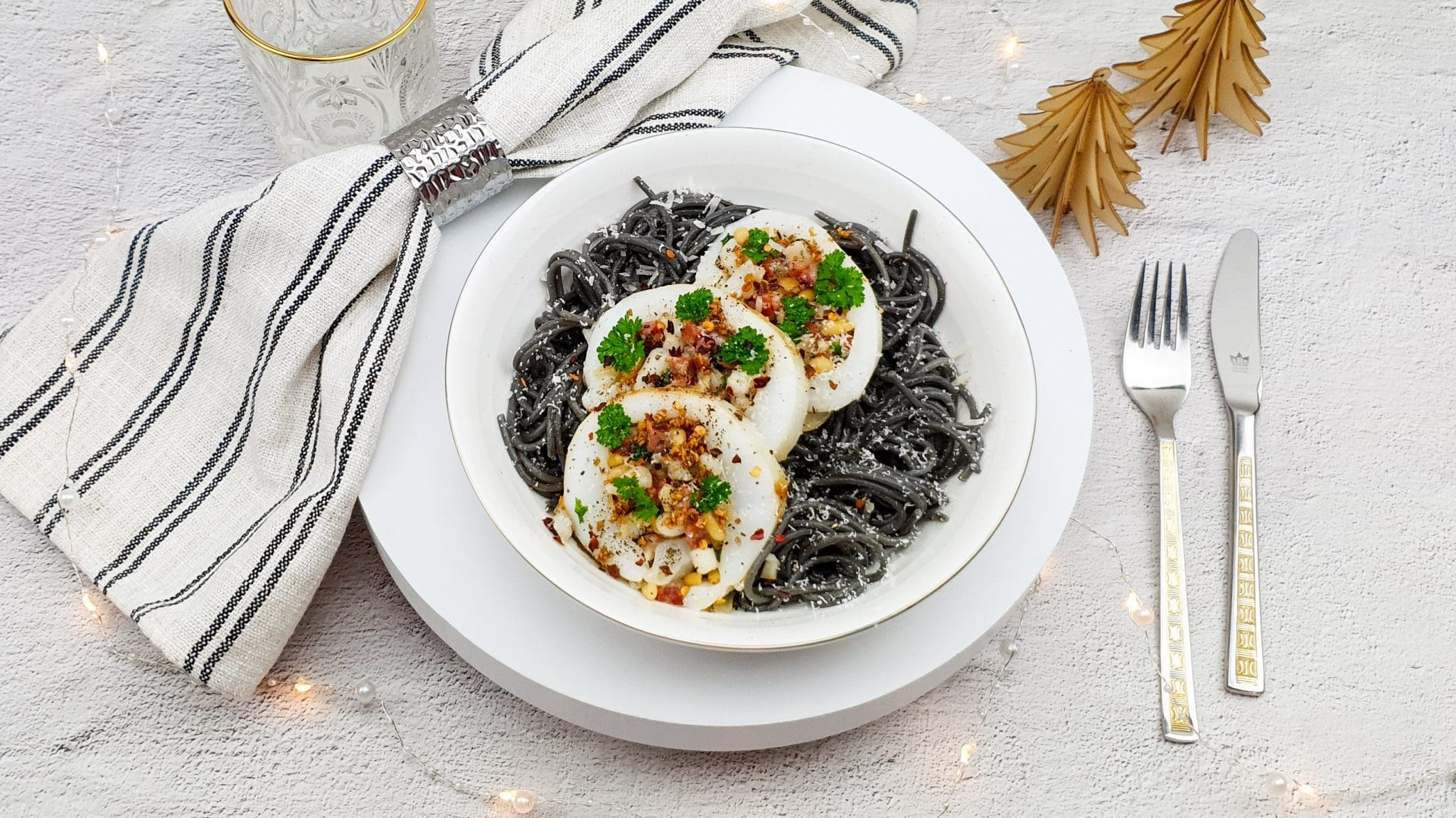 Zwarte pasta met gevulde inktvis