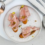Mortadella bruschetta met pistache en truffel
