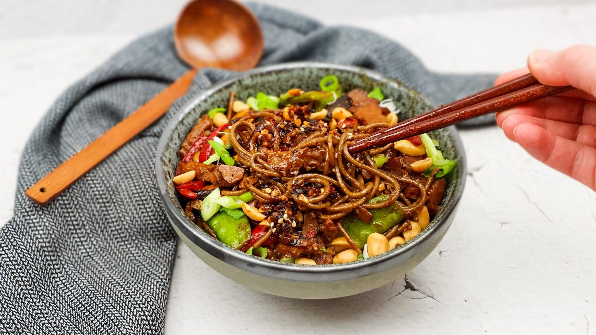 Noodles met seitan en oestersaus