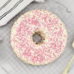 Aardbeien sponscake met witte chocolade en roze muisjes: leuk voor een babyshower!