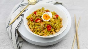Dry laksa noodles met gamba's en een gekookt eitje