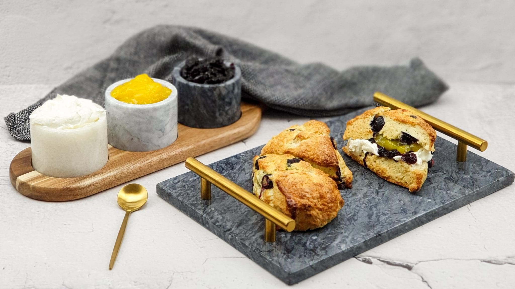 Blueberry scones met clotted cream